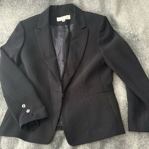 Tahari suit jacket 12p pinstripes like new black